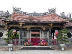 龍山寺の前門です。
入場は無料でした。