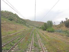 Casablanca - Fèz
ONCF（国鉄）空港駅からカサブランカのCasa Voyageurs駅まで行くところ手前で降りてしまい、慌てて後続列車に乗り継ぎ、Casa Voyageurs駅で切符を追加購入、乗り換えてフェズへ電車移動です
2012年の料金はDh40（2等）とDh165（1等）
※空港からフェズまで通しで購入可能と思います

電車のなかで、息子が日本語喋るんだ、というモロッコ人男性に携帯渡され、お互い「もしもし、こんにちは！、初めまして、わたしは◯◯です」で会話終了！
