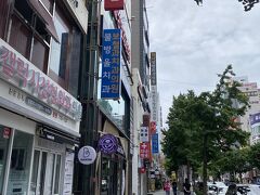 ロッテ百貨店を出て、暑くて、ふらふら西面市場に向かって歩く。。
高級路線の店内からのギャップが大きい。