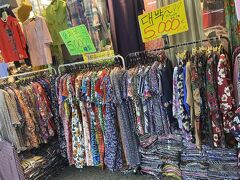 西面から釜田駅までは地下街でつながっていて、延々とこんな感じのお店が並んでいます。
カラフル。。。。ｗ
