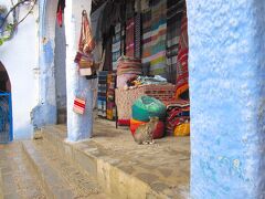 Chefchaouen
バスは少し遅れてシャウエンに到着
またまたトラブルです（ ;  ; ）
予約してあったバス停隣の安宿でオーバーブッキング
カード支払い可なのに、現金支払いを求められ、渋々支払った後で、部屋がないからと、隣の同経営？のボロいホテルへ案内された。トイレ共同、しかも故障中、部屋のシャワーも許容範囲を超えた汚レベルだったので、オーナーに再交渉
旧市街に近い別の安宿に、事前にリクエストしてあったドライヤーと一緒に、オーナーとタクシーで移動しました。
エル・スーク門に近いHotel Al Kalaaという宿に移り、旧市街に近くなったのでOK（朝食は予約したあった元の宿で）したのですが、部屋が寒い寒い、借りた大風量のドライヤーで暖を取り生き延びました