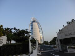 Burj Al Arab Jumeirah（ブルジュ・アル・アラブ・ジュメイラ）
5つ星のホテルです。
7つ星とも言われています。
