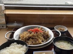 三沢名物ホッキ丼を食べたかったのですが、
不定期提供で、この日は無かったです。残念。
でも、三沢がバラ焼き発祥の地らしい！
なので、牛バラ焼き定食がお昼ごはん♪