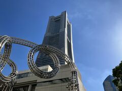 ジェラートでクールダウンできたので、桜木町から横浜駅まで歩くことに。
ランドマークタワーを足元から見上げます。