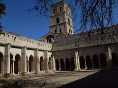 続いてはサン・トロフィーム教会の回廊。
コチラはローマ遺跡ではなくロマネスク建造物群の方。

教会は無料で回廊が有料。
教会は後から見に行きました。

コチラの教会はトロフィームさんの聖遺物が納められている教会。