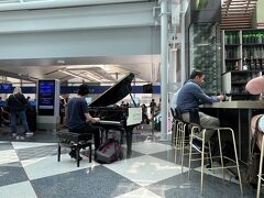 空港のストリートピアノ　うまいよ