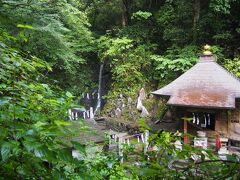 琵琶滝

冬には滝行の人を見ることもあるが、夏は行にならんな。