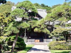 池上駅から本門寺方面に歩き、ちょっと右側にそれたところにあります。
脇の道を奥に向かうと階段があり、のぼると妙見堂があります。
なかなか急な坂です。