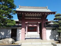 この辺りはお寺が無数にあるんですが、その中でもピンクでかわいいなと思ったのがこの西之院。
日蓮さんの直弟子日興さんの庵だったそうです。