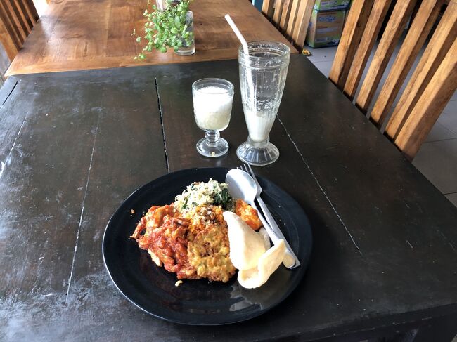 中心部に帰ってきたら２時過ぎていました。<br />ママズワルンでナシチャンプルとバナナジュースを頼みました。<br />55K Rp<br /><br />白人のお兄さんが、「おいしかった」と言って、オーナーのママさんと一緒に写真を撮ってました。<br />確かにうわさ通りおいしかったです。<br /><br />バナナジュースの横のコップはたぶん多めに絞れたので、その分のおまけ。<br />さらにおまけのフルーツサラダが出てきました。<br />おおらかなお店です。