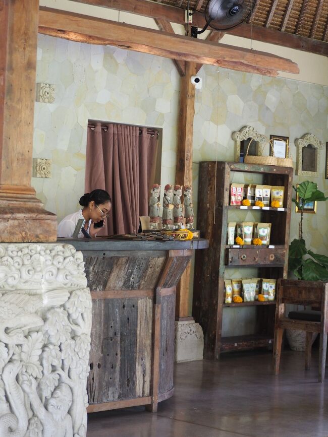 Farmer Massage 90min  449.8K Rp  送迎込み<br /><br />お部屋も三人入れる部屋を一人で使わせてもらい、タオルやトイレやシャワーもとても清潔できれいなので、おすすめです。<br />二人以上で申し込めば、送迎代もいりません。<br /><br />街の中心部から少し離れますが、静かで落ち着いた雰囲気です。<br /><br />帰りは、会計してくれたお兄さんが街まで送ってくれました。<br />（たぶん上司からの指示だと思います……。）<br />車中でもずっと謝りっぱなしです。１９歳くらいの青年でした。<br />日本の漫画「ナルト」が大好きだと言ってました。<br />この仕事について、まだ数カ月なんだそうです。<br /><br />レビューでお客さんが減ったりするから必死なんですよね。<br /><br />初めとまどいはしましたが、私は別に怒っていたわけではないんですけど。<br />