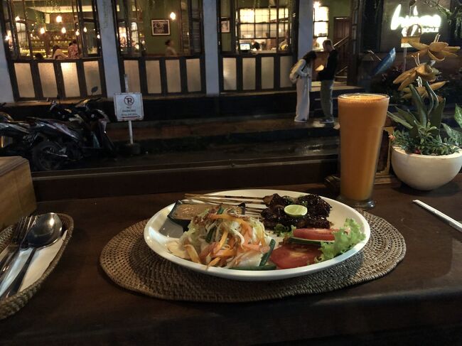 今日の夕食は宿近くの Fair Warung Bale です。<br />通りを眺めながら食べました。<br /><br />貧しい人たちに医療を施すボランティア活動をしているワルンみたいでした。<br /><br />Ketupat Lontong Sayur とキャロットオレンジジュース。　<br />75K Rp　