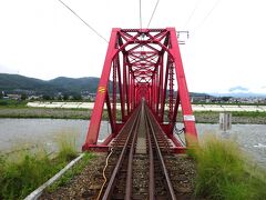 千曲川橋梁。
大正時代に架けられて、いまだ現役の鉄橋。

３年半前、新幹線の車庫も水没した大雨で、対岸の堤防が崩れて落橋するという被害があったが、１年半かけて復旧した。

なお、復旧工事に際して、上田市の所有になった模様。