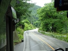 県境に向かった峠道。
でもそこまでは険しくはなく、また大型車の交通量が多い道だった。