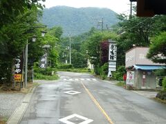 新鹿沢温泉の旅館が建ち並んでいるところ。
「新」が付かない鹿沢温泉は、このずっと奥にある。

「鹿鳴館」と書かれた看板の奥でＵターン。