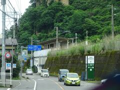 万座・鹿沢口駅が見えてきた。
バス乗り場は、線路の下をくぐった山側にある。

このバスは、ここは降車専用であり、降りる客がいないことは確定しているので、バス乗り場には入らないで通過する。