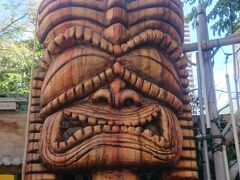 ２日スタート。まずは朝散歩したアロハテーブル前のハワイの神様のオブジェ。