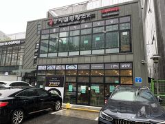 ホテル近くにある、麻浦ヤンジソルロンタンというお店で昼食をいただくことに致しました。