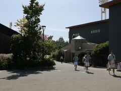観光案内所で、梅田から大阪城に行くならどのルートが良いか？と聞いたところ、JRで大阪城公園駅に行くのが早いと聞きました。
そのとおり、JRで向かい、大阪城ホール側から入場。
遠くに天守が見えてきました。

