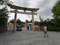 豊国神社には秀吉像がありました。鳥居の反対側です。