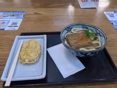 Jetstar の場合、機内食などは有償オプションとなっています。今回は、機内食（その他にエンタメ、アメニティなど）を頼んでいるので、ガッツリではなく軽く食べることにしました。私と息子は、おうどんをいただきました。