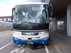 青森空港から青森駅までバスで行きます。

運賃は860円です。ICOCAで支払い。

JRバス東北が12時40分に出発。

13時15分　青森駅に到着です。


