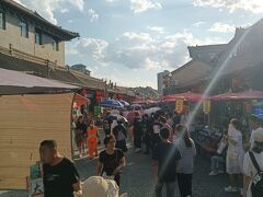 帰りは大召寺の広場前で解散。また土産を買いに塞上老街へ。今日も賑わっておる。