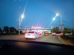 市内からフフホト空港までは30分程度。タクシーで30元くらい。運転手は多分モンゴル族でおしゃべり好き。コロナ前に中国語が全くできない日本人が一人で草原に行こうとした話や酒が強くて白酒をジョッキ半分くらいは一気飲みできる自慢など、色々な話をしてくれた。