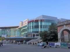 隣のカーテンウォールは現在のソウル駅