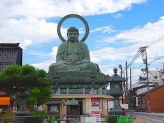 高岡大仏はズバリ、大仏寺[http://www.takaokadaibutsu.xyz/]にあります。
この大仏は三代目で昭和初期に建立されたそうですが、初代は13世紀頃に造られたとあるので、謂れは古そうです。
光背が後付けというのはちょっと面白いですね。

鎌倉の大仏は中に入れますが、高岡の大仏は台座に入れます。
台座の中には奉納された仏画がたくさん飾られていました。
ちょうど背中の下あたりには大きな顔が飾られており、これは二代目の顔だとか。突然現れるのでちょっと驚きます。