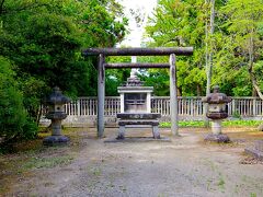 高岡駅まで戻りました。
ここで高岡見物をやめても良かったのですが、ちょうど良い時間に列車がないため、駅の南側も散策してみることにします。

見所は２箇所。
まずは前田利長公墓所[https://www.takaoka.or.jp/viewpoint/archives/879]へ来ました。
加賀前田家の二代目のお殿様ということもあるのでしょうが、かなり広く、池もあります。
瑞龍寺から八丁道をまっすぐ進んだ先にあることからもわかるように瑞龍寺との関係が深いことがわかります。

ただ、訪れる人はあまりいないようで、ひっそりと祀られていました。