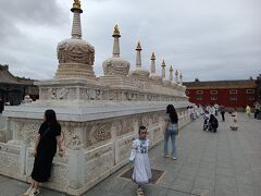 かつて塔尔寺でも見た並ぶ白い塔。西寧から遠く離れた場所ではあるが、ゲルク派のチベット仏教寺院であることを感じさせられる。