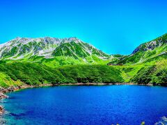みくりが池温泉を通り、みくりが池のほとりにつきました。

奥に立山が見えます。「The立山」という風景です。
空には雲ひとつなくどこまでも青いです。
室堂の緑を挟んだみくりが池も空の青さに呼応するかのように青いです。
本当に良い天気で、今日来られたのはラッキーでした。
