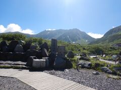 室堂に着いて、玉殿湧水をいただいて準備します。
平日なのでゆったりした空気が流れています。