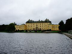 ドロットニングホルム宮殿に到着。世界遺産にも登録されており、スウェーデンの王室が現在も住んでいます。