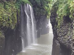 雨で増水し、ボートは借りられず…。
下から見上げたかったな～。