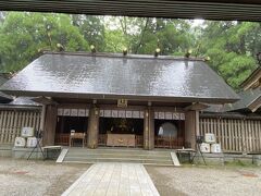 雨は激しくなるが、次の神社へ。
天岩戸神社にやって来た。