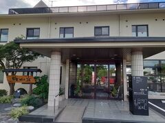 夕食時間ギリギリの18時30分に宿に到着。宿のオペレーション上、食事の時間は決まってるようで融通が効かない。