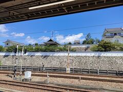 食事を終えて嫁が身支度をしている間に一人福山駅のみどりの窓口へ向かい
マリンライナーの乗車券を購入。
ホテルに戻りチェックアウトして再度駅へ。
駅近のホテルは便利です。

さー高松へ向かいます。
写真はホームから福山城方面。

福山駅は鞆の浦や尾道へ各30分圏内なので観光の拠点にもいいですね。
次に観光することが有れば
ホテル１－２－３福山を拠点に2泊くらいしてもいいかな。