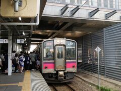三内丸山遺跡を３時間ほど観光して、バスで最寄りの新青森駅へ。
新幹線と在来線の乗り換え駅です。
新幹線に乗ってねぶた祭を見に行く人も多いようで、たくさんのお客さんが青森駅行の電車に乗り込んでいました。
