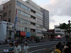 ねぶた祭りは、青森駅から歩いて１０分ほどのところから大通りを１時間かけて２３組のねぶたチームが一周します。
道路際はもうお客さんで大混雑。
いったい、どのくらいの人が集まっているのでしょう。
１００万人？２００万人？