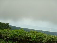 9:50に鳥海山五合目・鉾立展望台を出発して鳥海ブルーラインを下ります
雲の下は晴れています