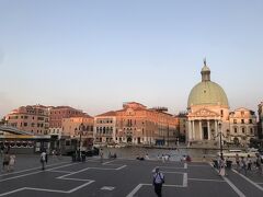 かなり早めにVenezia santa lucia に戻ったので
駅前で西陽を浴びる景色を眺めて

いよいよNightjetでウィーンへ編に続く