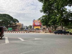 ドイステープ行きのソンテウ乗り場があるチャンプアック門まで別のソンテウで移動