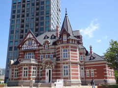 この建物は大連友好記念館。
北九州市と中国の大連市の友好都市締結１５周年を記念して建てられたものです。
おとぎ話に出てきそうなお城みたいな建物だから、１階のレストランは満席。
そして、その背後にあるのが．．．