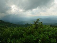 県道211号を下ります
我々の歩行中は雨には降られずに済みましたが、降っているところもあるようです