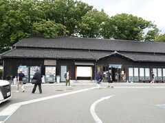 16:35　酒田市の山居倉庫に到着
山居倉庫[ケヤキ並木と黒壁の倉庫群／約30分]
