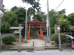 駐車場からの途中に日枝神社がありました