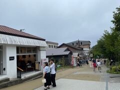 支笏湖畔の観光所で昼食を取ります。しかし、ここでも外国人観光客でいっぱいで
店はどこも貸し切り状態。