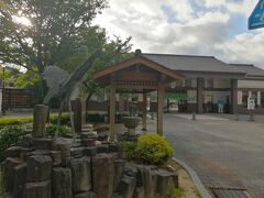 朝ごはんは8：30からなので、その前に駅前散歩。